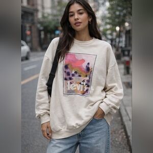 Levi’s Oversized Graphic Sweatshirt Cream Cotton Blend Streetwear Cozy Pullover